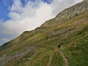 17 Salendo ad ampi tornanti il sent. 253 per il Passo di Cigola